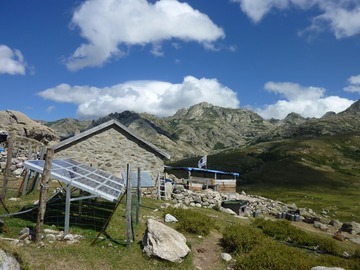 Chalet en montagne autonome avec panneau solaires